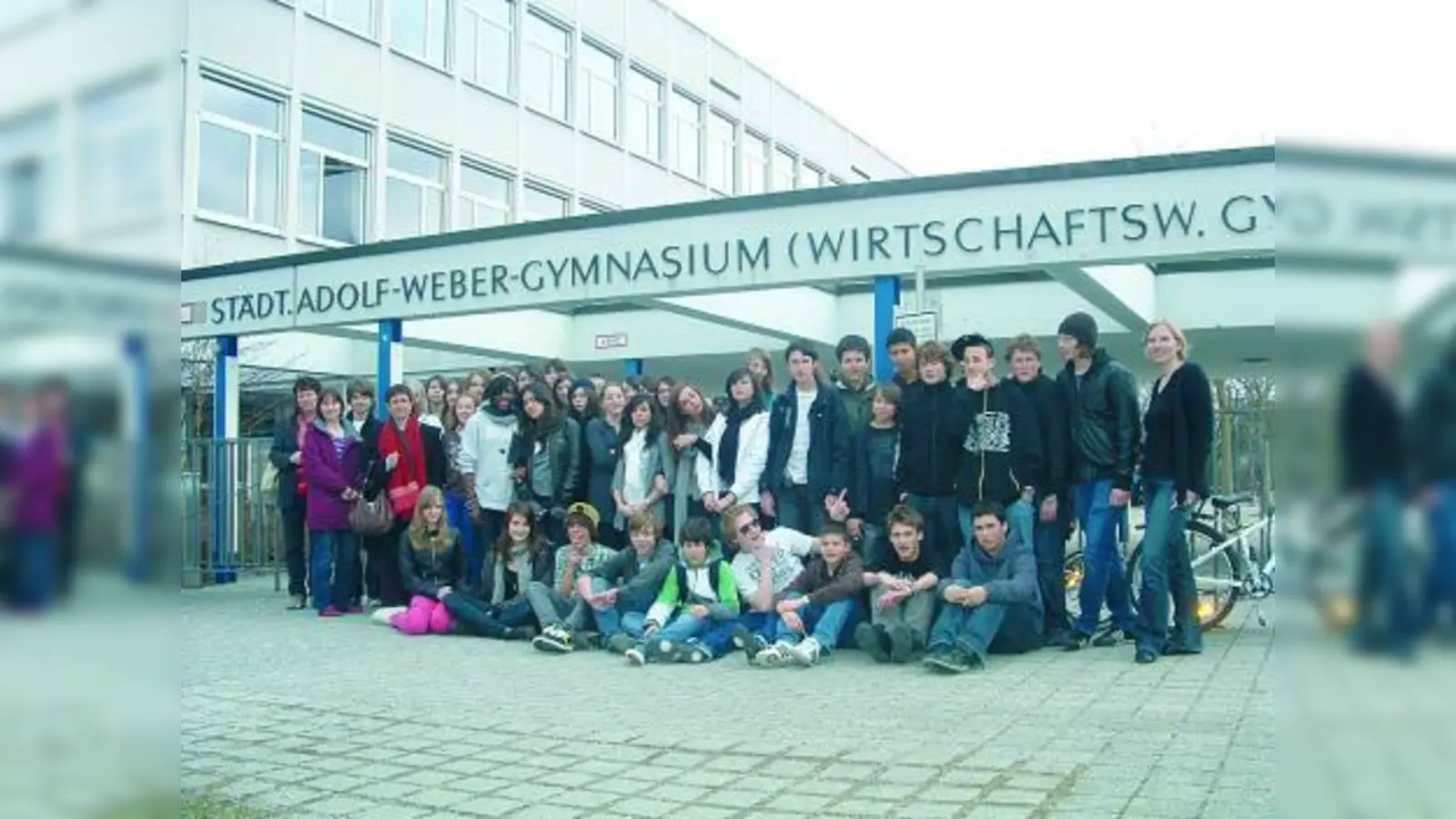 Deutsch-französischer Austausch: Die Mädchen und Jungen des AWG und des College Fénelon mit ihren Lehrerinnen Anne Pignolet (l.), Barbara Geßendorfer (2.v.l.), Christine Sterner (4.v.l.) und Ulrike Massinger (r.) vor dem Eingang des Adolf-Weber-Gymnasiums. (Foto: bb)