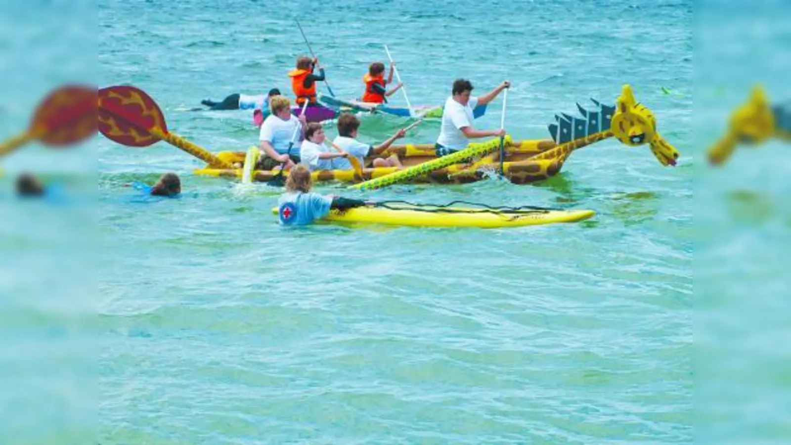 Bei schwerem Seegang kämpfte sich das selbst konstruierte Papierboot der Eugen-Papst-Schule ans Ziel. (Foto: pi)