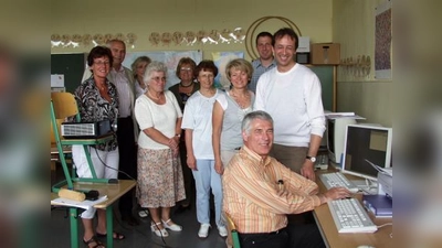 Lehrerinnen der Kleinfeldschule mit ihrem Rektor Werner Birner (Zweiter von links) beim Computer-„Unterricht“ durch Karl-Heinz Faulhaber (rechts), dessen Firma das Schulmaster-System entwickelt hat. Mit dabei war auch Niels Sievers (vorne), der als ehrenamtlicher Mitarbeiter im Auftrag der Stadt Germering die Kleinfeldschule bei Computerfragen betreut. (Foto: Eva Schraft)