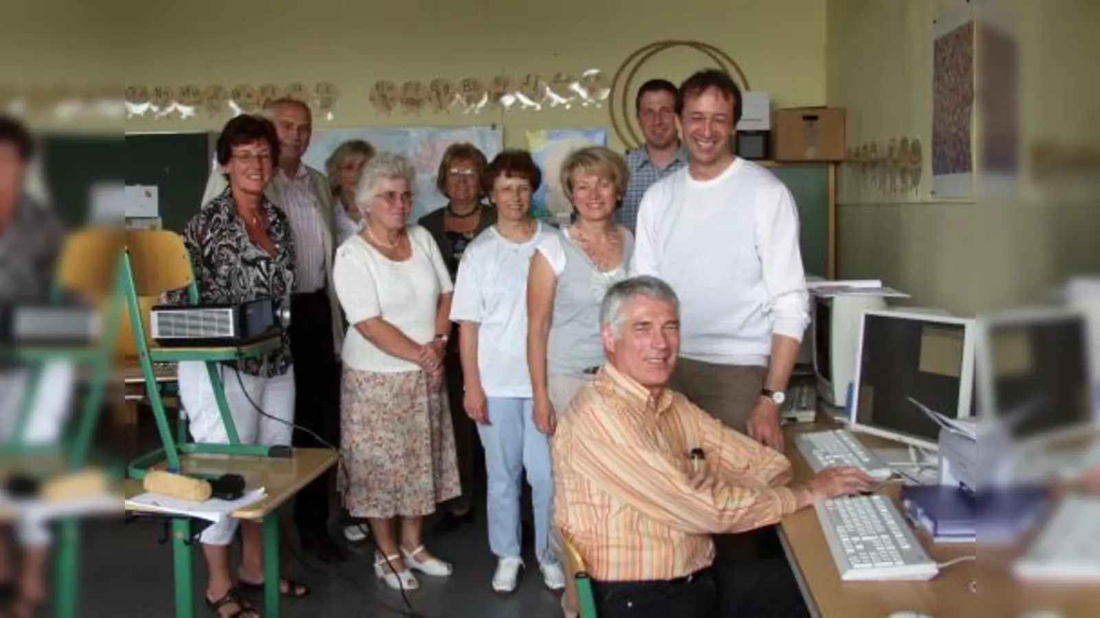 Lehrerinnen der Kleinfeldschule mit ihrem Rektor Werner Birner (Zweiter von links) beim Computer-„Unterricht“ durch Karl-Heinz Faulhaber (rechts), dessen Firma das Schulmaster-System entwickelt hat. Mit dabei war auch Niels Sievers (vorne), der als ehrenamtlicher Mitarbeiter im Auftrag der Stadt Germering die Kleinfeldschule bei Computerfragen betreut. (Foto: Eva Schraft)