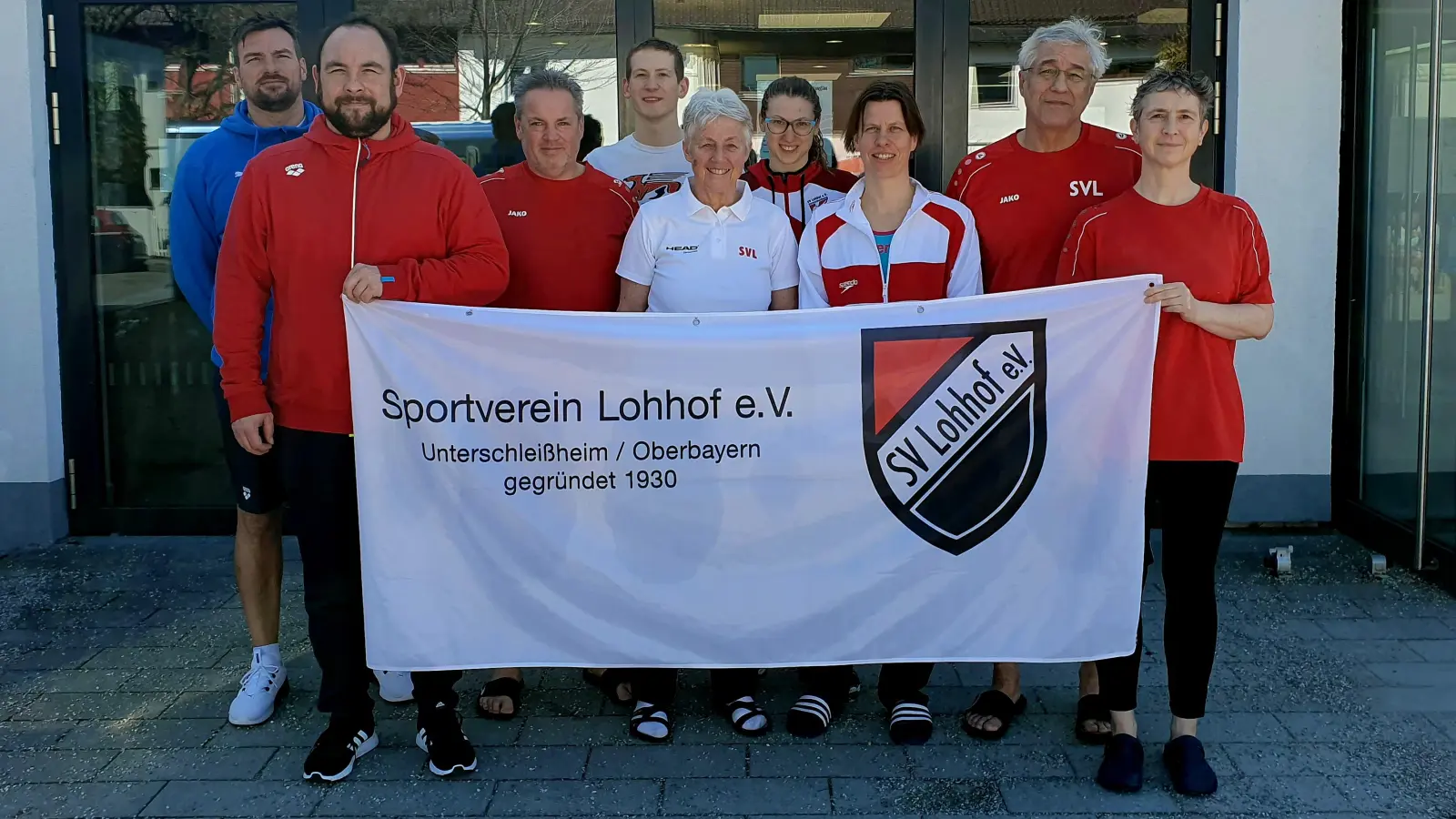 Stolz präsentieren sich die erfolgreichen Schwimmer des SV: (v.l.) S. Riedel, M. Wolf, I. Lein, K. Motzler, B. Weinzierl, C. Motzler, K. Franell, D. Schildgen und R. Bick  (Foto: SV Lohhof)