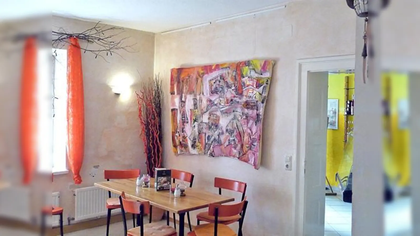 Die Bilder und Collagen von George von Mergeln werden zurzeit im Markt-Café Isen ausgestellt.	 (Foto: Atelier)