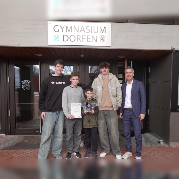 Von links: Denis Geist, Bruno Di Renzo John, Yaroslav Savchenko, Tim Geist und der ehemalige Schulleiter Markus Höß. (Foto: Gymnasium Dorfen)