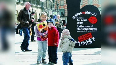 Von Jung bis Alt: Die Teilnehmer haben zudem auf die 120 Kilometer lange Menschenkette am 24. April hingewiesen. (Foto: projekt21plus.de)