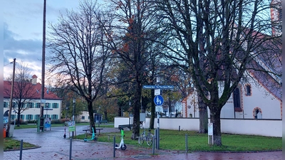Am Moosacher St.-Martins-Platz befindet sich auch das Kultur- und Bürgerhaus Pelkovenschlössl – im Bild hinten links. Dort finden von Donnerstag, 19., bis Samstag, 21. März, die Demenztage statt.  (Foto: bas)