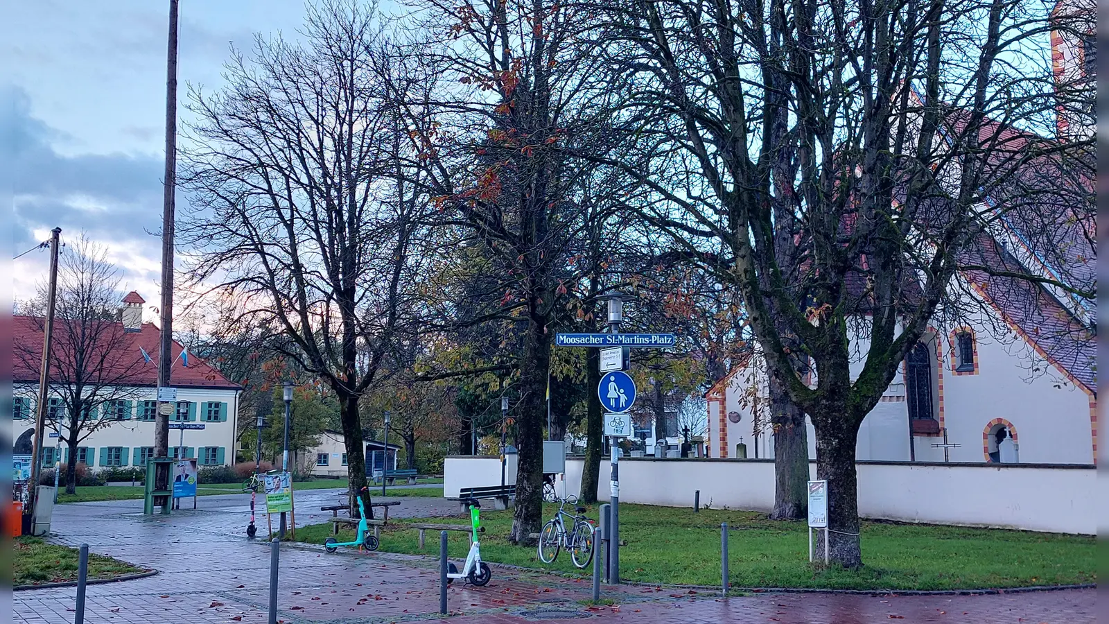 Am Moosacher St.-Martins-Platz befindet sich auch das Kultur- und Bürgerhaus Pelkovenschlössl – im Bild hinten links. Dort finden von Donnerstag, 19., bis Samstag, 21. März, die Demenztage statt.  (Foto: bas)