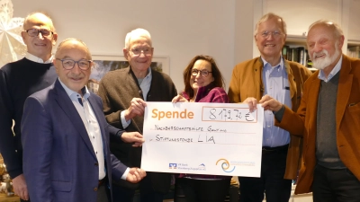 Bei der Spendenübergabe (v.l.): Johann Oberhofer (Bürgerstiftung), Karl Roth (Bürgerstiftung), Dr. Peter Spaich („Gauting hilft”), Caroline Schulz (Tochter des verstorbenen Wolfgang Schraders), Dr. Johannes Schmoeckel und Dr. Klaus M. Wagner („Gauting hilft”). (Foto: BRK)