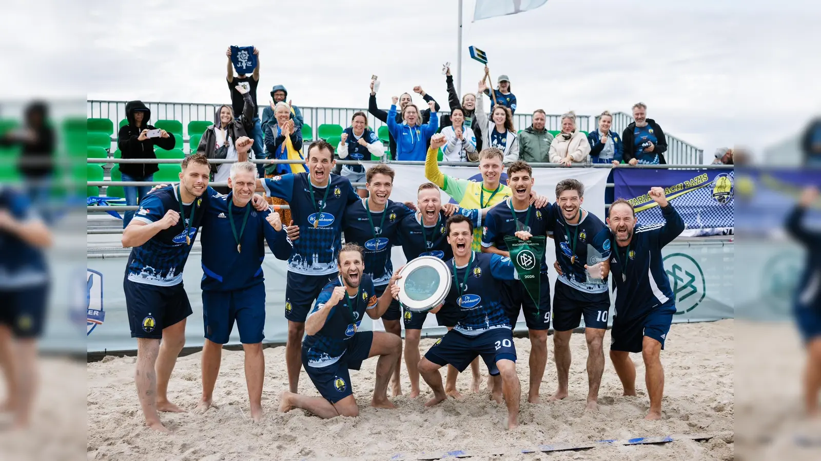 Die Strandfußballer der DJK Pasing jubeln über ihren Erfolg nach einer herausragenden Saison. (Foto: DPA Foto Alliance)