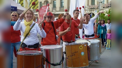 Die Gruppe „Samba Sole Luna” wird beim „SommerFest AllMenzing” ab 16.30 Uhr mit Percussion und Tanz auf dem Oertelplatz für Stimmung sorgen. (Foto: Samba Sole Luna)