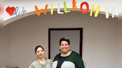 Die Leiterinnen der neuen Tagespflege-Einrichtung, Luminita Apostol (l.) und Sabrina Mayer, freuen sich, nun in Harthof zur Versorgung älterer Menschen im Münchner Norden beitragen zu können. (Foto: Die Mitterfelder)