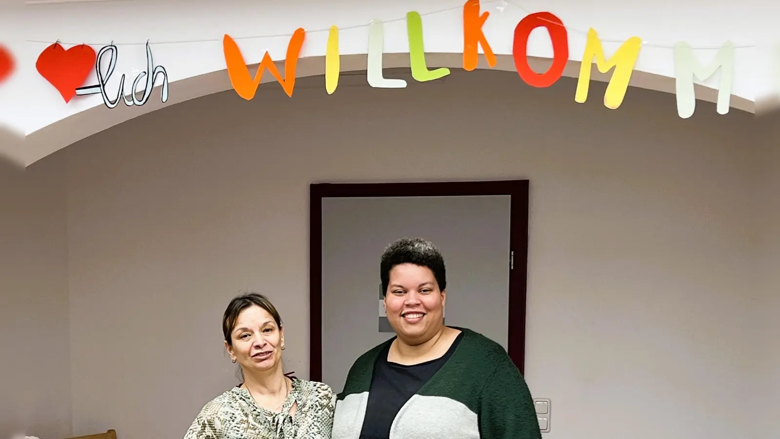 Die Leiterinnen der neuen Tagespflege-Einrichtung, Luminita Apostol (l.) und Sabrina Mayer, freuen sich, nun in Harthof zur Versorgung älterer Menschen im Münchner Norden beitragen zu können. (Foto: Die Mitterfelder)