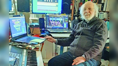 Winfried Huyer-May hat für seine Enkel und Freunde wieder neue Musik und Geschichten aufgenommen.  (Foto: Evelyn Haas)