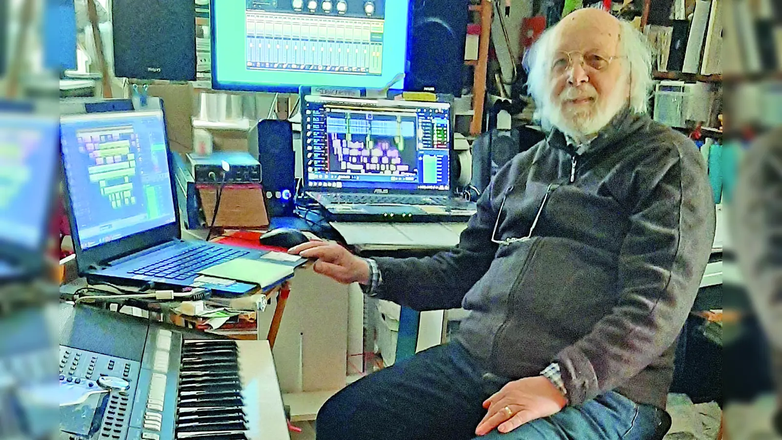 Winfried Huyer-May hat für seine Enkel und Freunde wieder neue Musik und Geschichten aufgenommen.  (Foto: Evelyn Haas)