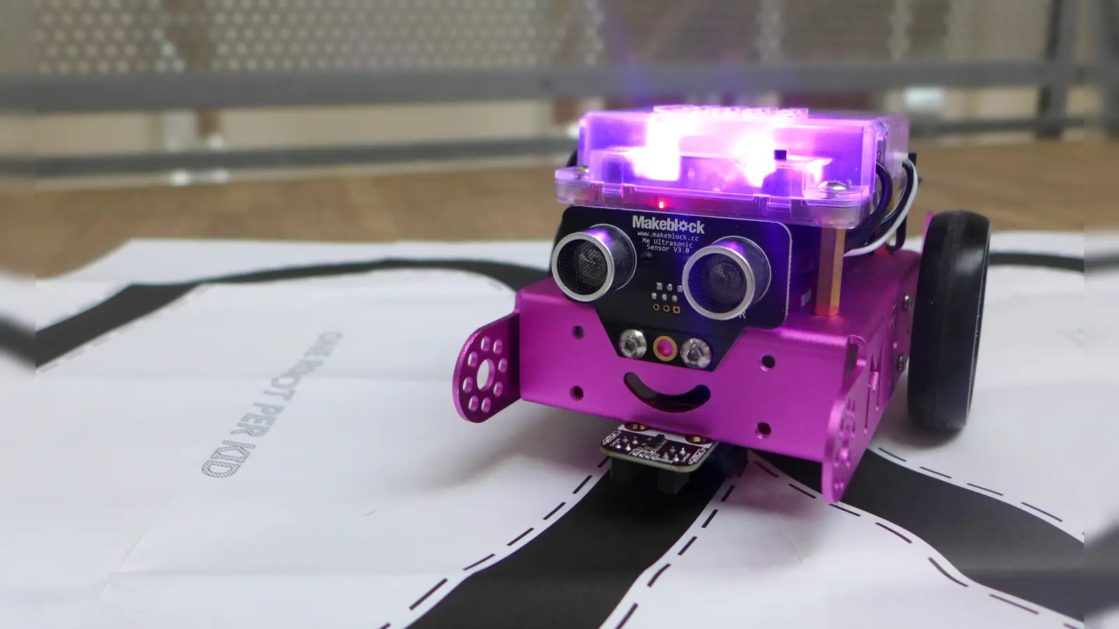 Roboter entdecken: Auch Großeltern können nun beim DigiClub lernen, wie der mBot funktioniert. (Foto: DigiClub)