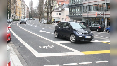 Am Sendlinger Berg haben die Radfahrer eine eigene Spur auf der Fahrbahn bekommen. (Foto: Johannes Beetz)