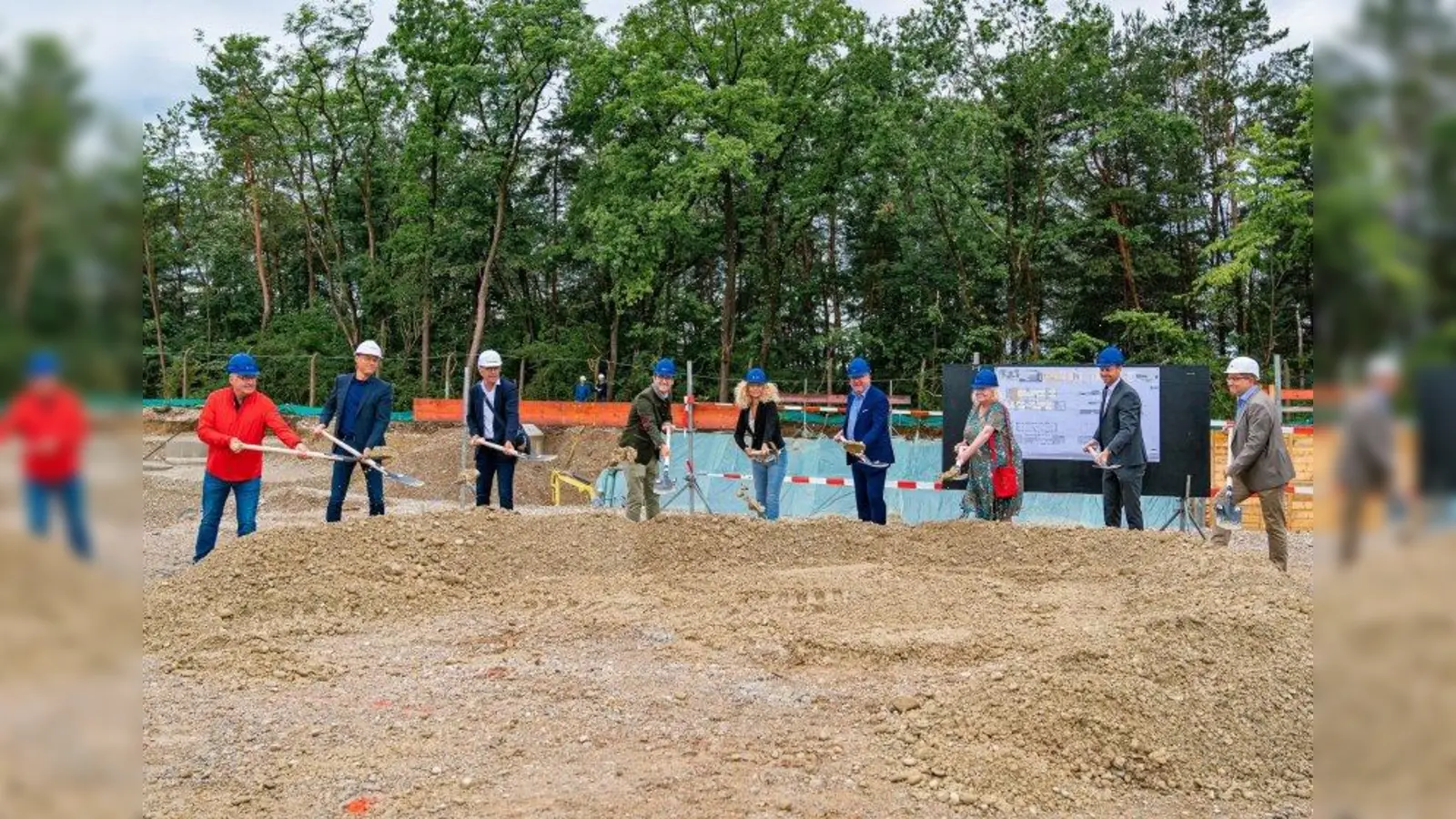 An die Schaufeln, fertig, los: v.l. Hans-Georg Lutz (Vorstand Helfende Hände e.V.), Christian Lanzinger (kplan AG), Peter Kuhn (Baurconsult), Stephan Pilsinger (MdB), Nariman Zimpel (Vorstandsvorsitzende Helfende Hände e.V.), Josef Schmid (MdL), Barbara Kuhn (Bezirksrätin), Thomas Peter (Hitzler Ingenieure) und Hans-Peter Carl (Brunner AG). (Foto: Oliver Heuft)