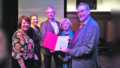 Volker Laturell (r.) wurde 2018 für seine 60-jährige Mitgliedschaft geehrt. Es gratulierten Diana Stachowitz MdL, Julia Schönfeld-Knor, Alexander Reissl und Johanna Salzhuber (v.l.n.r.). (Foto: privat)