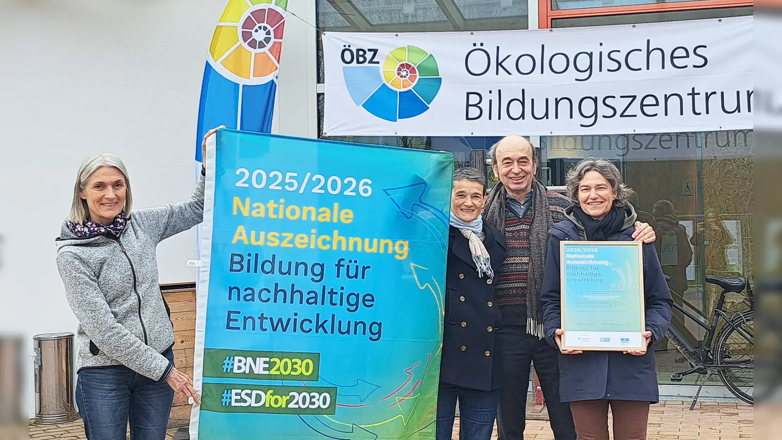 Das hauptamtliche Team des Münchner Umwelt-Zentrums im ÖBZ freut sich über die erneute „Nationale Auszeichnung Bildung für nachhaltige Entwicklung“. Von links nach rechts: Frauke Feuss, Margot Muscinelli, Marc Haug und Elisabeth Öschay. (Foto: MUZ im ÖBZ)