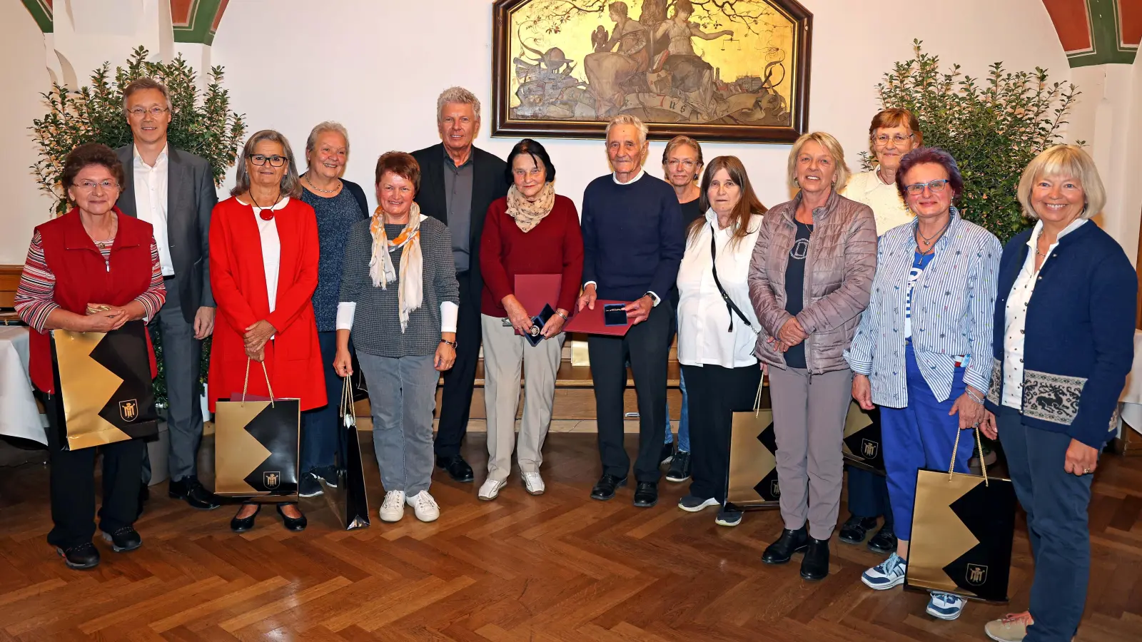 OB Dieter Reiter und Mobilitätsreferent Georg Dunkel dankten Schulweghelfern für ihren Einsatz im Dienste der Sicherheit für Schulkinder.  (Foto: MOR)