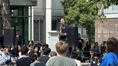 Schülersprecherin Sophia Wendt eröffnet die Ehrenamtsmesse. (Foto: Max-Born-Gymnasium Germering)