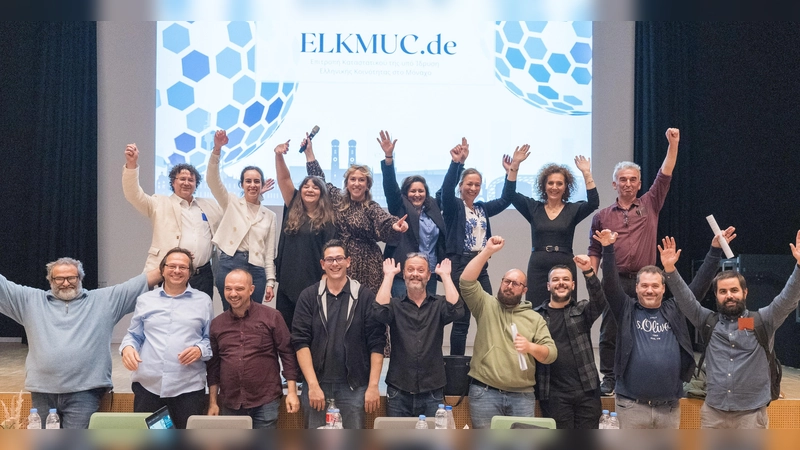 In München hat sich eine neue griechische Gemeinde formiert und ihre erste offizielle Mitgliederversammlung abgehalten. U.a. im Bild, obere Reihe: Vizevorsitzende Kalliopi Mane (4. von links), Gründungs- und Vorstandsmitglied Sofia Tsaka (5. von links); untere Reihe: Vereinsvorsitzender Nikolaos Palagkas (5. von links). (Foto: ELKMUC)