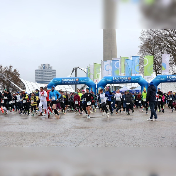 An die 800 Läufer und Läuferinnen gingen beim Finale der Winterlaufserie und beim Faschingslauf im Olympiapark an den Start.  (Foto: Michaela Huss)