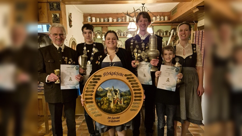 Frisch gekürt (v.l.): 1. Auflagenkönig Xaver Laußer, 1. Jugendkönig Alexander Lück, 2. Schützenmeisterin Ramona Kohl, 1. Schützenkönig Johann Sailer, 1. Lichtgewehrkönig Konstantin Lück und 1. Schützenmeisterin Stefanie Lück. (Foto: Hubertusschützen)