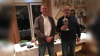 Der Wanderpokal ging an die Eintracht: die Ersten Schützenmeister Paul Wischnewski von Eintracht Etterschlag und Christian Lampl von Seerose Weßling. (Foto: SG Eintracht Etterschlag)