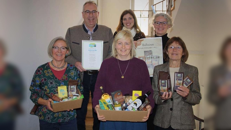 Bürgermeister Markus Loth und sein Fairtrade-Team freuen sich, dass sich Weilheim für weitere zwei Jahre als Fairtrade-Stadt qualifiziert hat.  (Foto: Stadt Weilheim)