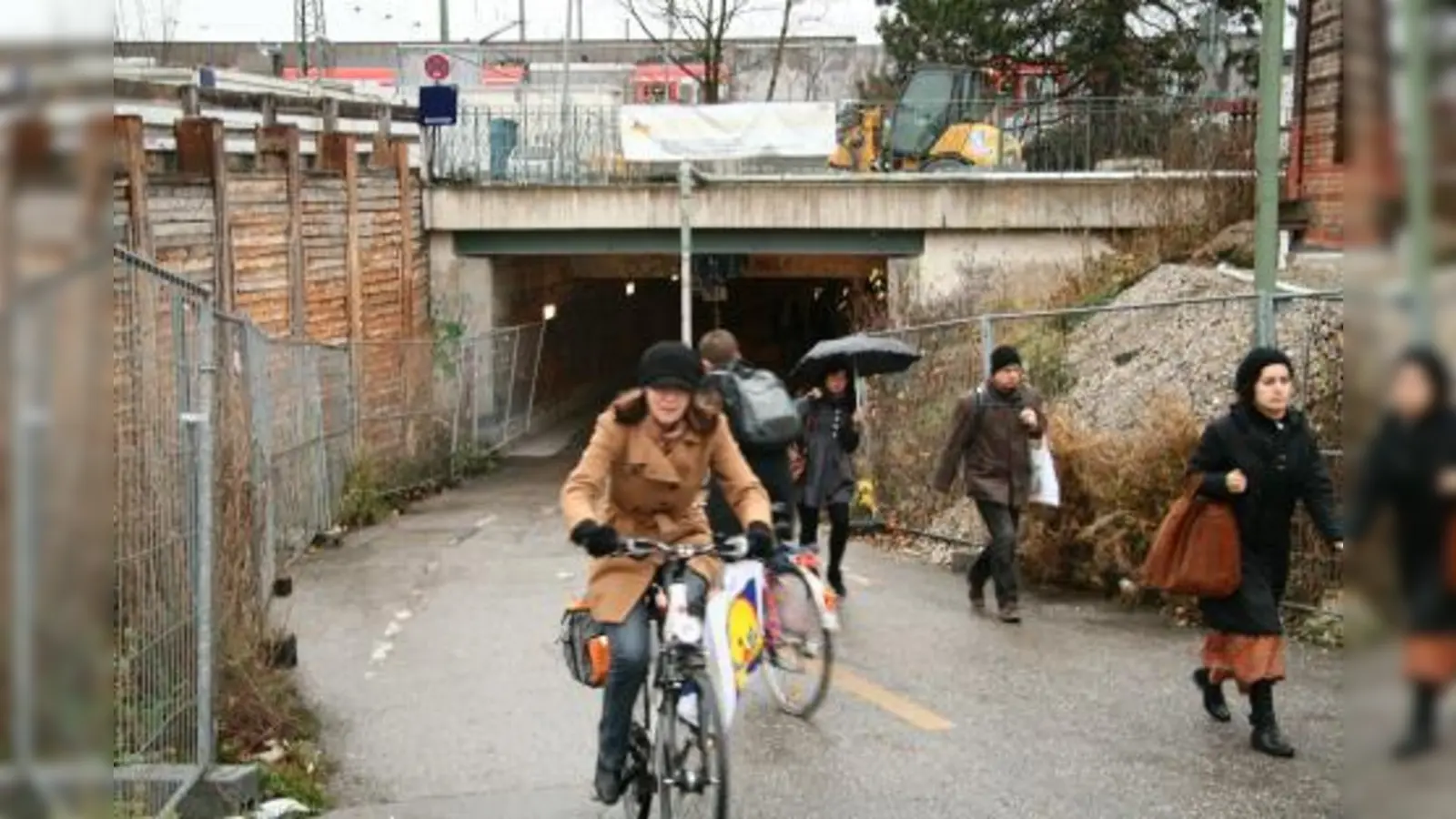Der Tunnel bleibt wie er ist. Fußgänger und Radfahrer müssen sich weiterhin vorsichtig bewegen, um sich auf dem schmalen Weg bei schlechter Beleuchtung nicht zu behindern. Besonders die südliche Einfahrt kann bei Sonnenlicht extrem gefährlich sein. (Foto: US)