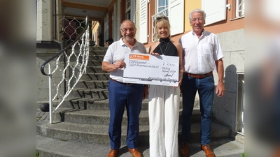 Für einen Geräteschuppen: Karl Roth, Vorstand Bürgerstiftung (links) und , Gustav Huber, Geschäftsführer Bürgerstiftung, überreichten der Leiterin der Villa K Anna Fedisch den symbolischen Scheck über 1.000 Euro. (Foto: Bürgerstiftung)