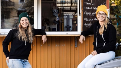 Die Schwestern Laura (links im Bild) und Alexa Steinke betreiben seit fünfeinhalb Jahren das Café Steinchen. Zum Jahresende wird dies nun schließen. (Foto: Felix Thomann)