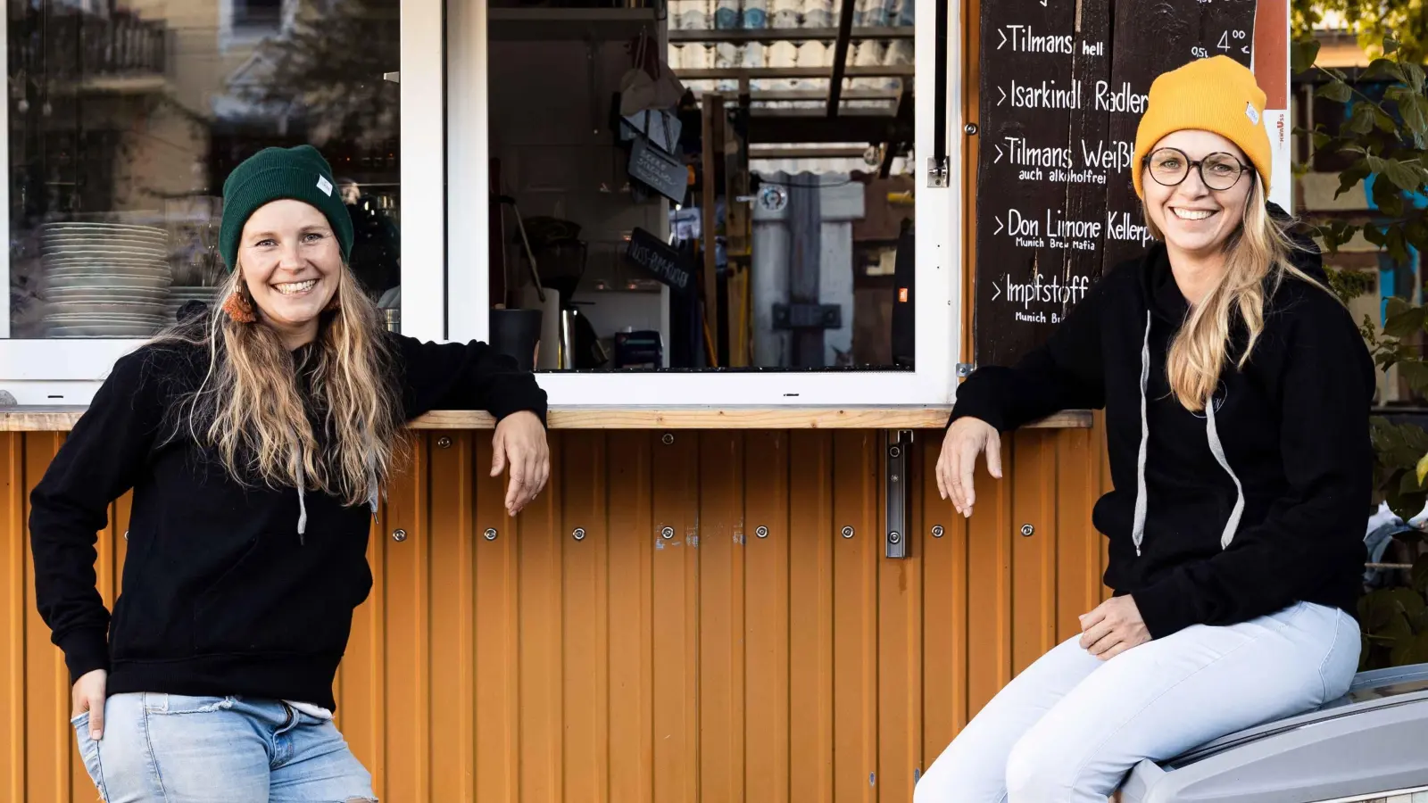 Die Schwestern Laura (links im Bild) und Alexa Steinke betreiben seit fünfeinhalb Jahren das Café Steinchen. Zum Jahresende wird dies nun schließen. (Foto: Felix Thomann)
