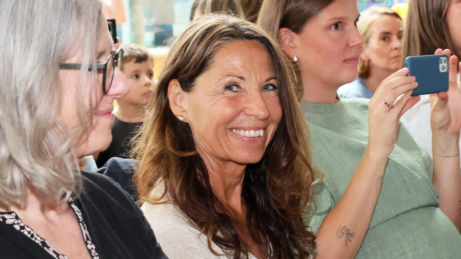 Nach der Aufführung des Musicals wurde die langjährige Rektorin der Grundschule Martinsried Margit Baran-Lander (2.v.l.) verabschiedet. Ebenfalls beim Fest war Bürgermeister Hermann Nafziger (r.). (Foto: us)