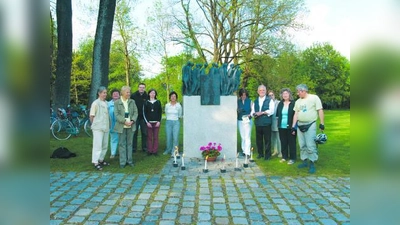 Die Teilnehmer der Geschichts-Radtour, darunter Stadtrat Tobias Weiß (4.v.l.), Irene Seiler (5.v.r.) und Willi Fries (4.v.r.) nach dem gemeinsamen Gedenken an der Blutenburg. (Foto: pi)