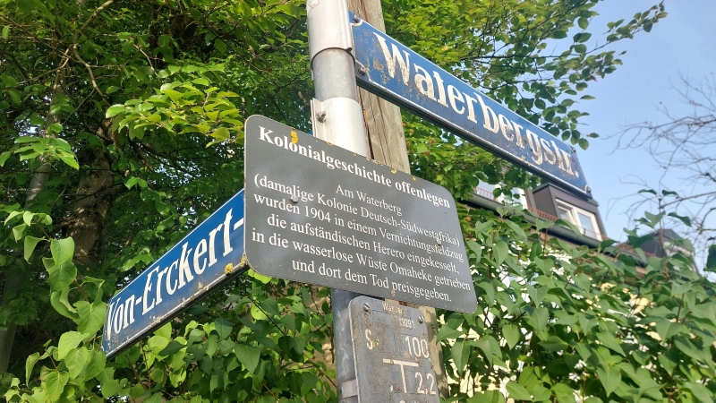 Diverse Straßennamen in Waldtrudering erinnern an die blutige deutsche Kolonialgeschichte. An einigen Straßenschildern gibt es Erklärungstafeln. (Foto: bas)