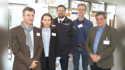 Informierten über das Projekt (v.l.): Christian Pletl (SWM), Maria Hock (Referat für Stadtplanung und Bauordnung), Florian Holmhey (Branddirektion München), Tilmann Rave (Referat für Klima- und Umweltschutz) sowie Peter Freiherr von Pastor (Regierung von Oberbayern). (Foto: tab)