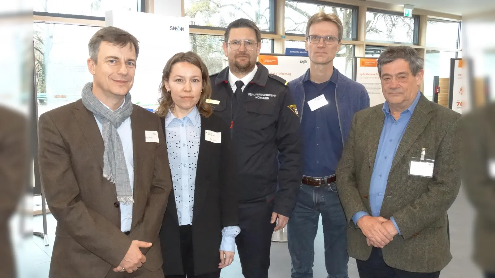 Informierten über das Projekt (v.l.): Christian Pletl (SWM), Maria Hock (Referat für Stadtplanung und Bauordnung), Florian Holmhey (Branddirektion München), Tilmann Rave (Referat für Klima- und Umweltschutz) sowie Peter Freiherr von Pastor (Regierung von Oberbayern). (Foto: tab)