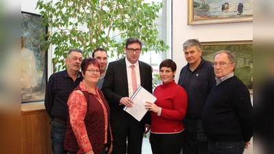 Martin Obermaier, Anita Hilz, Michael Rappold, Landrat Martin Bayerstorfer, Eva Menzinger, Wolfgang Obermaier und Martin Rappold (von links). (Foto: LRA)