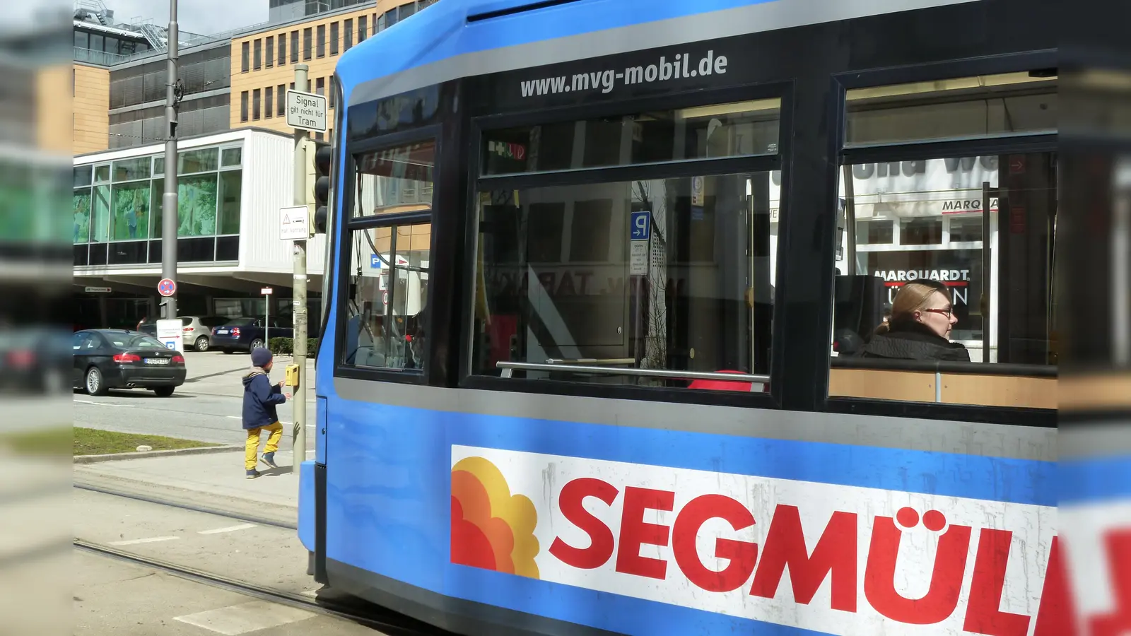 Der Bezirksausschuss wünscht sich entweder zusätzliche Fahrzeuge oder längere Bahnen auf der Trambahnlinie 16 und 17. (Foto: Beatrix Köber)