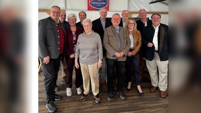 Die neugewählte Vorstandschaft (v.l.) mit Wahlleiter Brgm. Wolfgang Panzer, Wolfgang Bartel, Margret Pellen, Anna Bartel, Peter Krauß, Helmut Pellen, Elmar Sokolowsy, Gabriele Sigl, Thomas Mehl, Manfred Derbacher und Richard Raiser. (Foto: VdK Unterhaching)