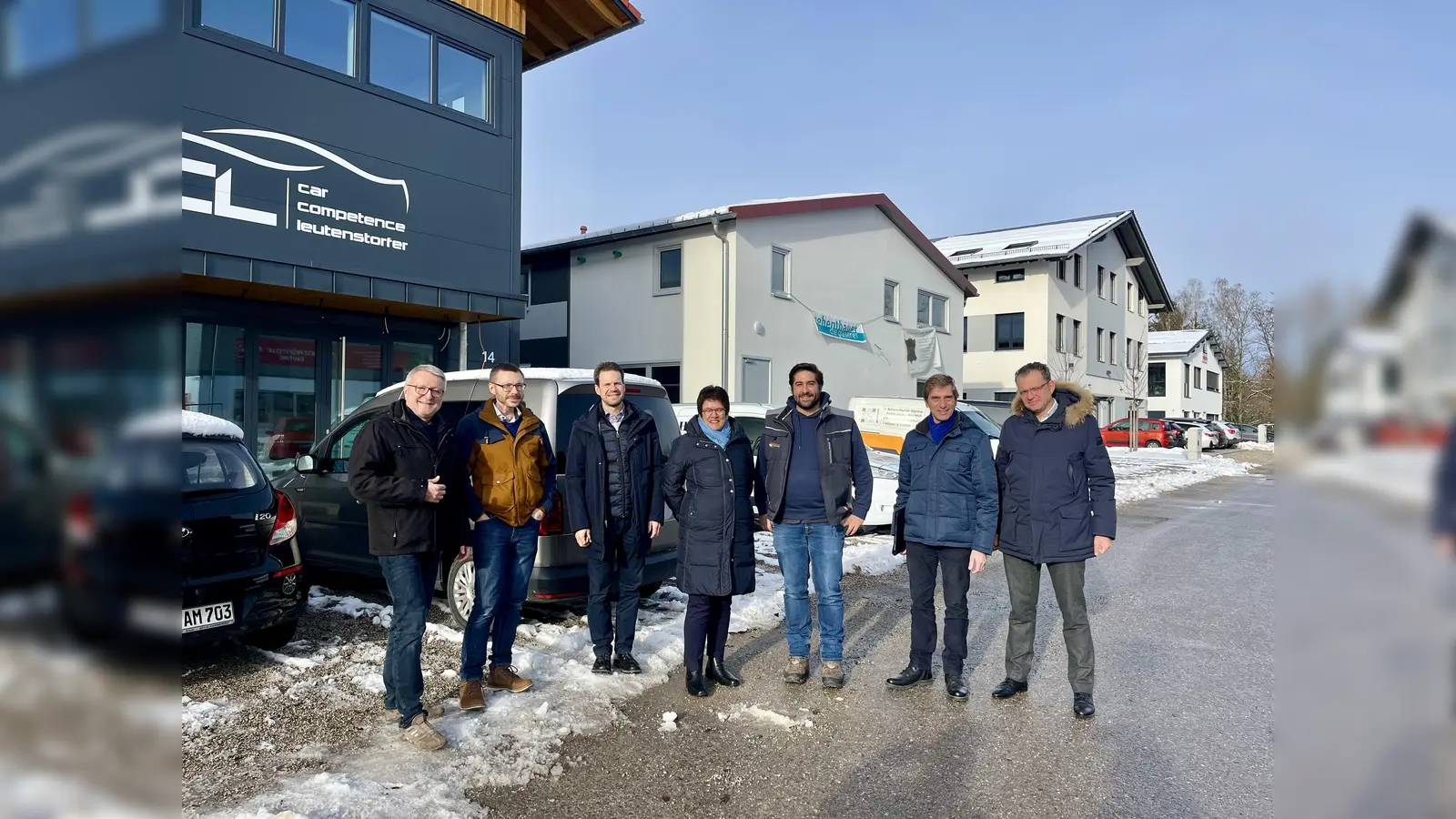 „An den Holzwiesen“ heißt die Adresse des neuen Gautinger Handwerkerhofs. Christoph Winkelkötter vom Landratsamt, Bauamtsleiter Rainer Härta, Marco Ferzandi, Bürgermeisterin Brigitte Kössinger, Wirtschaftsförderer Fabian Kühnel sowie Manuel und Ingo Martin (von rechts) bei der Besichtigung. (Foto: Ulrike Seiffert)