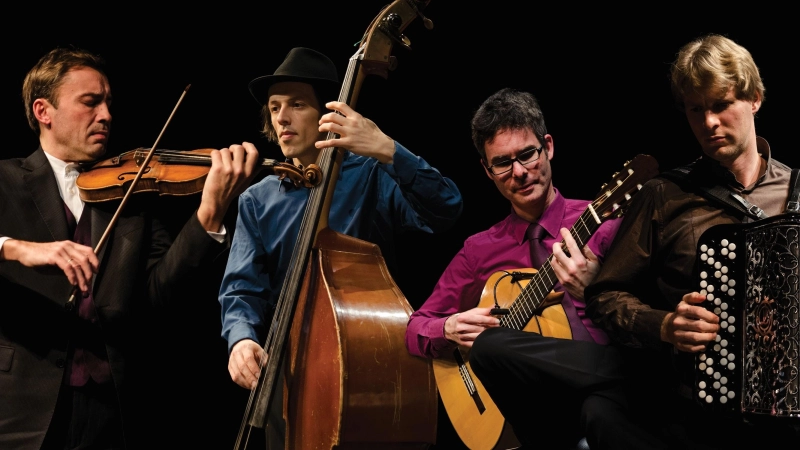 Öffnen auf ihren Konzerten eine Schatzkiste voller musikalischer Perlen des Balkans und der Klezmermusik: die Musiker von Gitanes Blondes. (Foto: Leonie Maren Bühler)