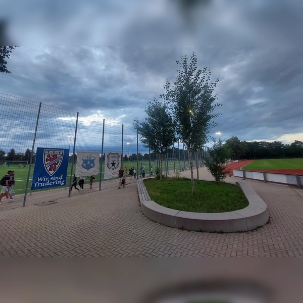 Da die Bezirkssportanlage Trudering in der Feldbergstraße gleich drei Vereine nutzen, wird die Anlage stark beansprucht. In die Jahre gekommen und sanierungsbedürftig sind vor allem die Umkleiden. (Foto: bas)