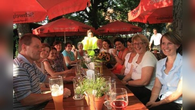 Alle Kraillinger Schulweghelfer waren zu einem Dankeschönessen der Gemeinde geladen. Birgit Groll erhielt stellvertretend für alle einen Blumenstrauß. V.l. Herbert Fischl, Andrea Fischl, Barabra Durchdenwald, Annette Friedrich, Melanie Strehl, Elvi Wickel, Irene Temmel, Norbert Schrenk, Birgit Groll, Christine Borst, Stefanie Thomas, Iris Strehl und Silvia Wicklinghaus. (Foto: US)