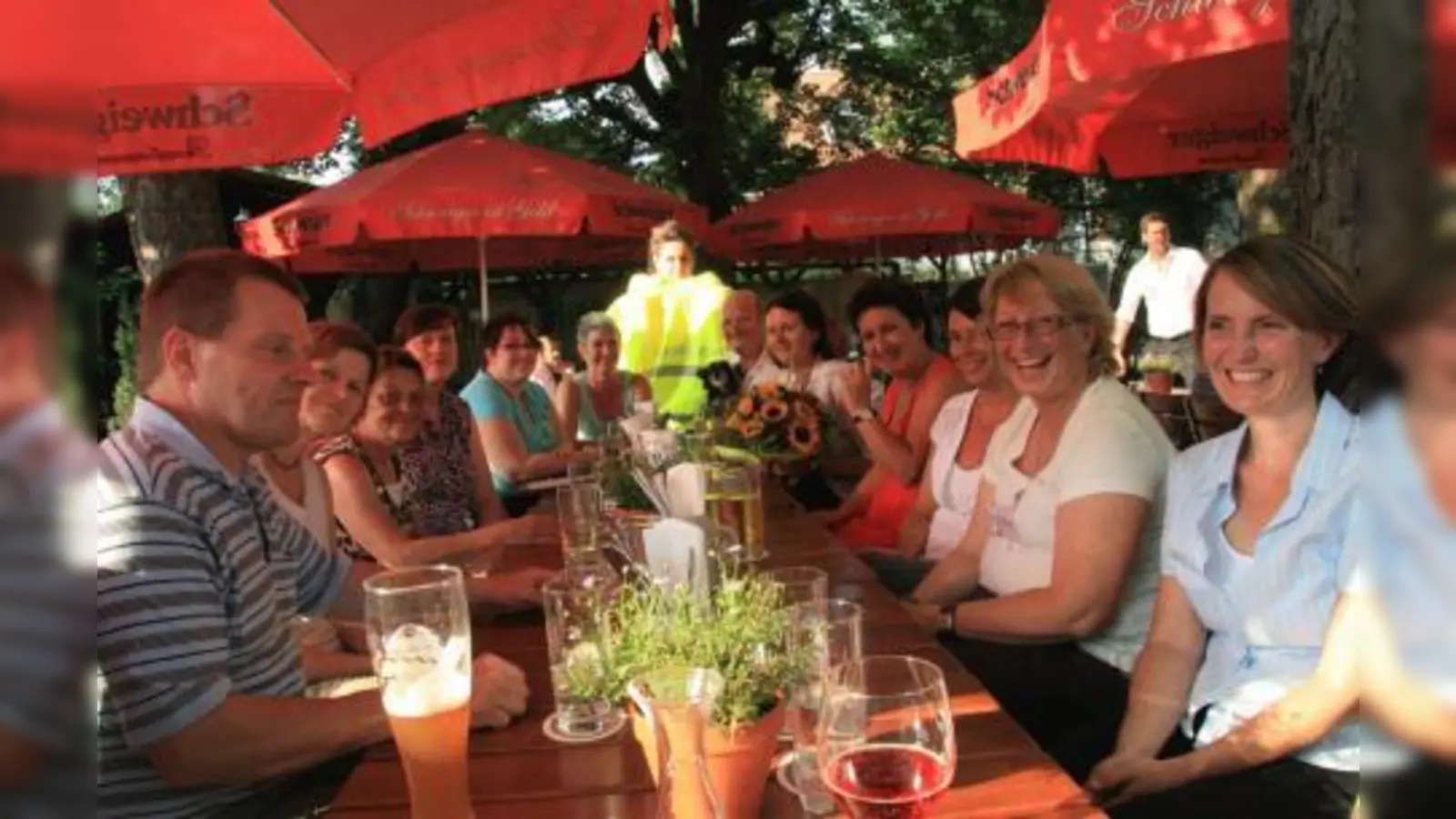 Alle Kraillinger Schulweghelfer waren zu einem Dankeschönessen der Gemeinde geladen. Birgit Groll erhielt stellvertretend für alle einen Blumenstrauß. V.l. Herbert Fischl, Andrea Fischl, Barabra Durchdenwald, Annette Friedrich, Melanie Strehl, Elvi Wickel, Irene Temmel, Norbert Schrenk, Birgit Groll, Christine Borst, Stefanie Thomas, Iris Strehl und Silvia Wicklinghaus. (Foto: US)