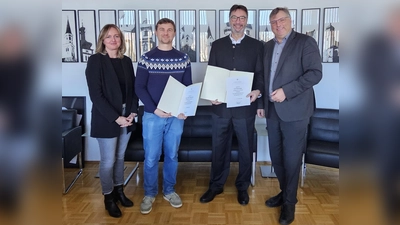 Die beiden neu ernannten Biberberater mit Landrat Stefan Löwl (r.) und Sachgebietsleitung Sabine Schöttl (l.). (Foto: LRA, Sina Török)