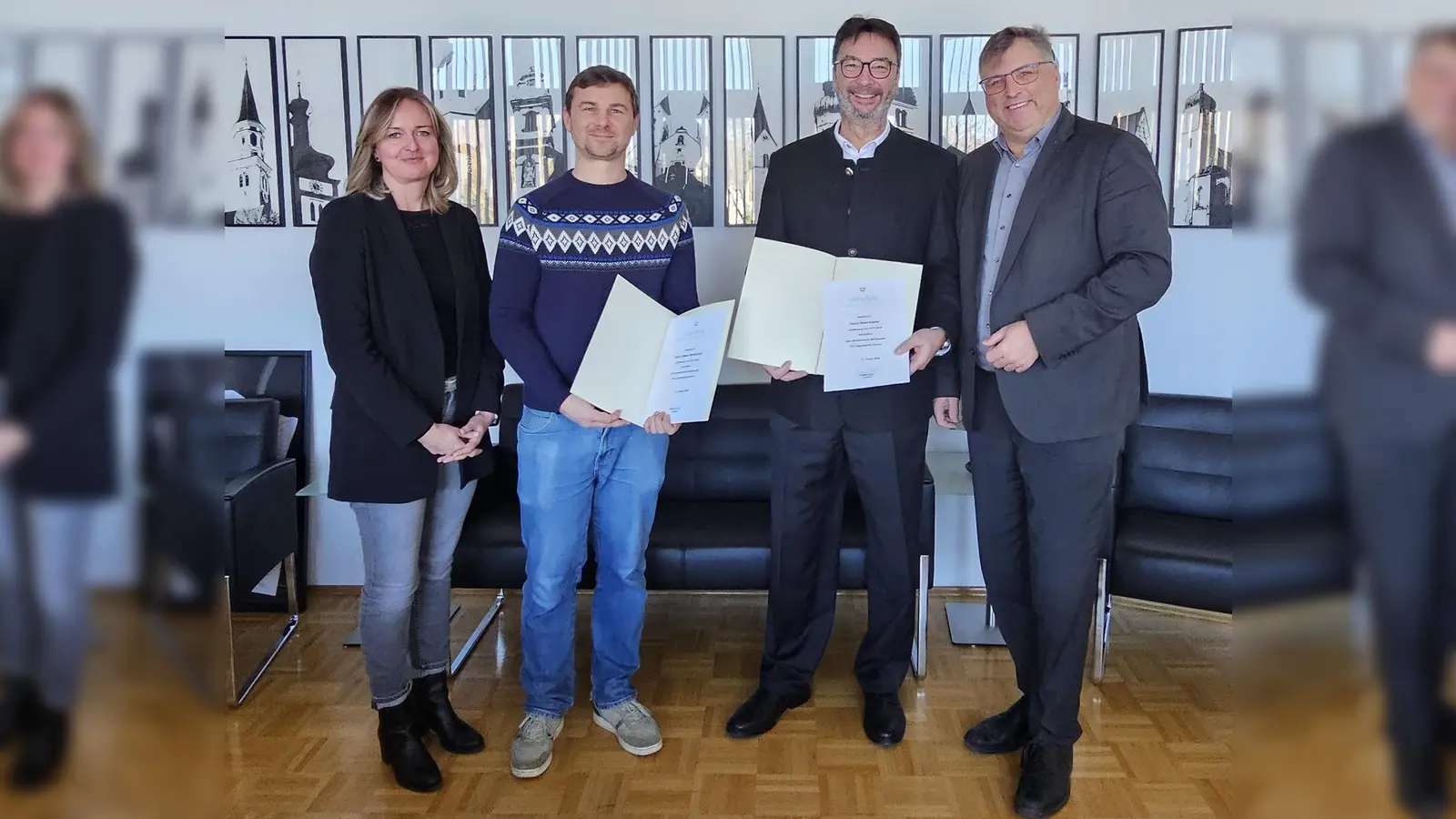Die beiden neu ernannten Biberberater mit Landrat Stefan Löwl (r.) und Sachgebietsleitung Sabine Schöttl (l.). (Foto: LRA, Sina Török)