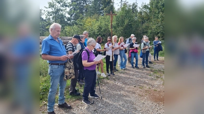 Die Pilgerer beim Gebet an einer der vier Stationen. (Foto: Katholische Stadtkirche Germering)