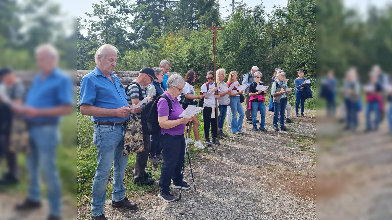 Die Pilgerer beim Gebet an einer der vier Stationen. (Foto: Katholische Stadtkirche Germering)